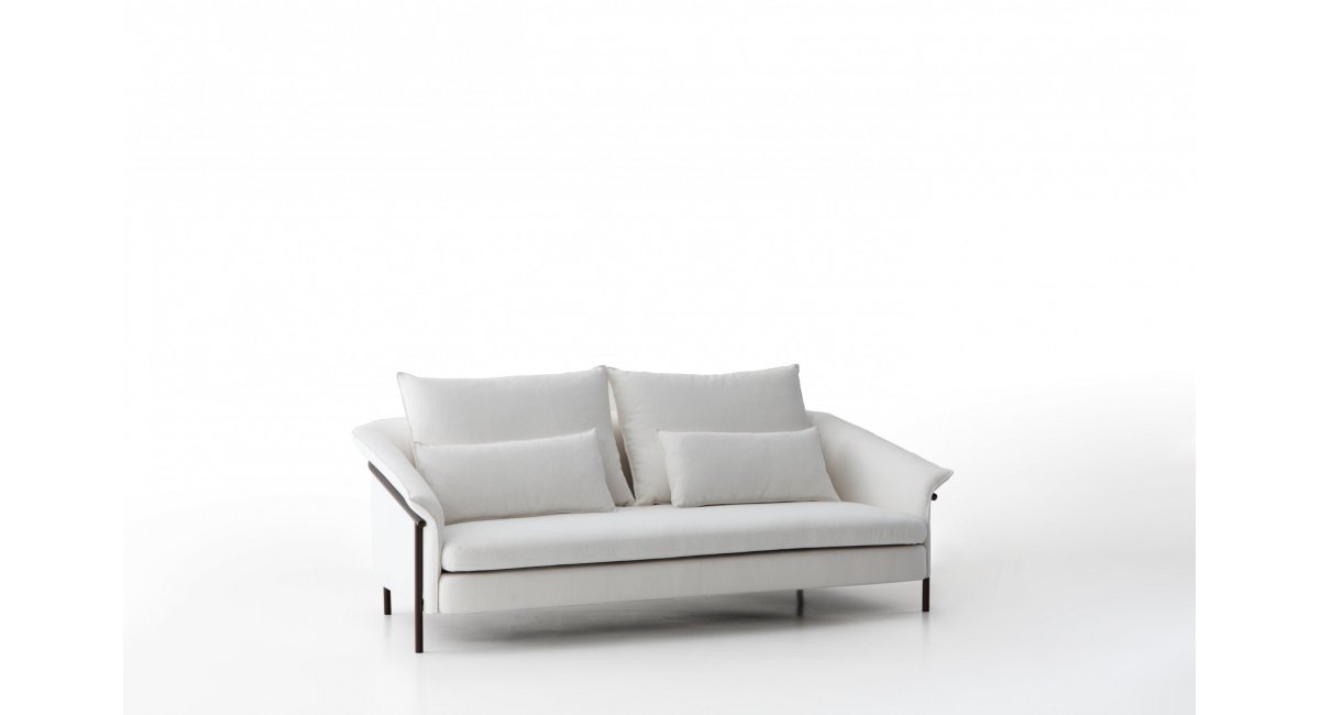 PORRO_KITE_SOFA_Acabados artesanales_toque vintage_cojines blancos_enmarcado en acero marrón o negro_MINIM Showroom_Madrid_Barcelona