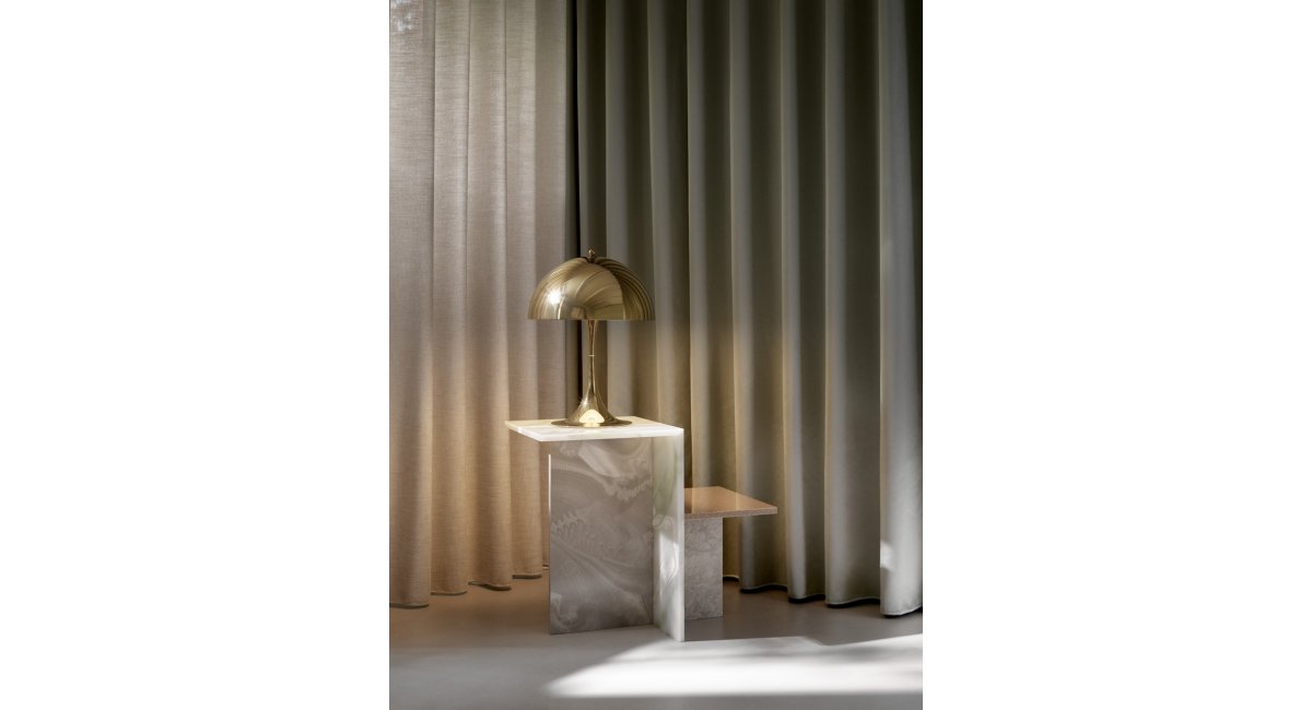 Panthella 320 - Table - Lámpara sobremesa - Latón - Louis Poulsen - MINIM - lifestyle dormitorio