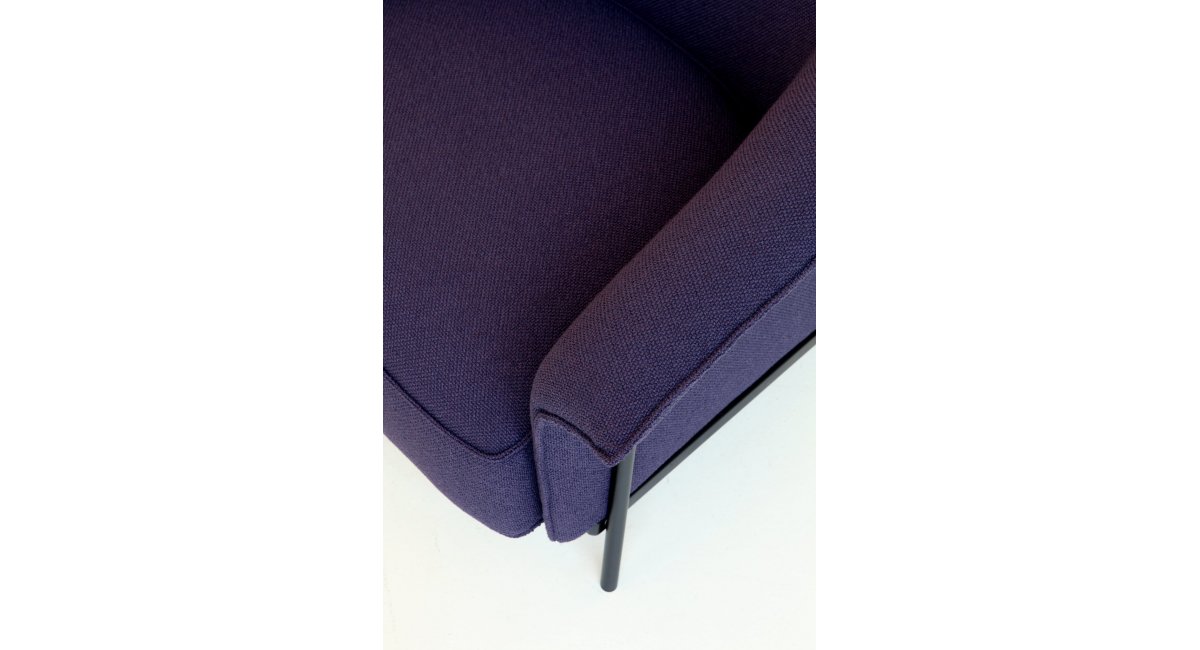 Porro_ Butaca KITE_estructura metal negro_cojín azulado_MINIM Showroom_Madrid_Barcelona_detalle esquina