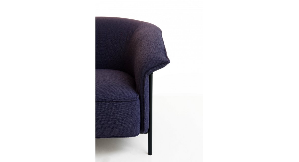 Porro_ Butaca KITE_estructura metal negro_cojín azulado_MINIM Showroom_Madrid_Barcelona_detalle lateral_butaca salón