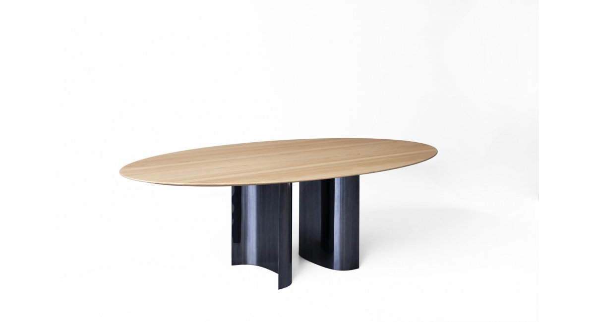 Porro_JEFF_mesa_bases de metal_aluminio pigmentado azul_tabla madera de castaño_teñido natural o negro_MINIM Showroom_Madrid_Barcelona