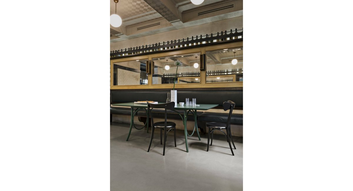 Ring - mesa de comedor - madera - Gebrueder Thonet Vienna - MINIM - lifestyle restaurante