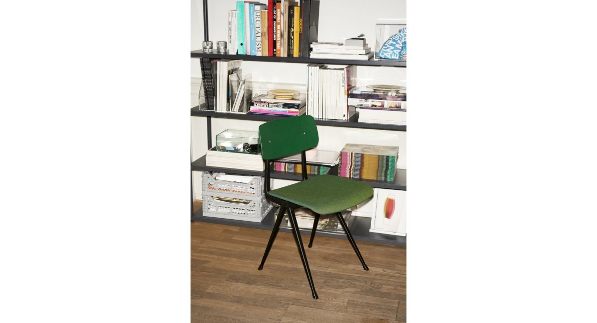 Silla Result - Chair black base_forrest green backrest - Madrid - Barcelona - MINIM Showroom - lifestyle