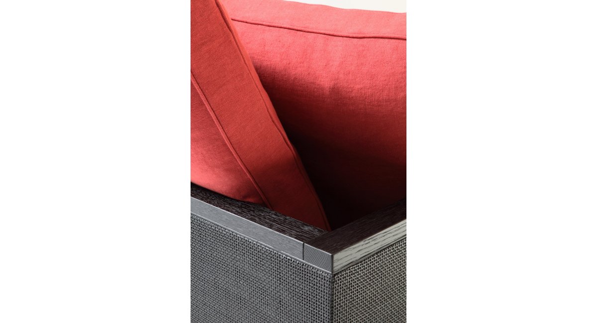 Sofá_Porro_CURRY_estructura de madera_grandes medidas_MINIM Showroom_Madrid_Barcelona_detalle cojines_rojo