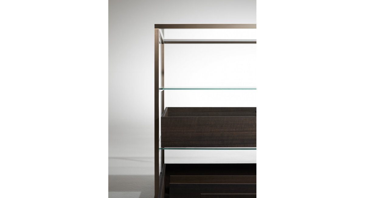 UNIDAD CENTRAL DE CAJONES_PORRO_ACQUARIO_almacenaje_videio transparente_latón bruñido_bandejas madera_MINIM Showroom_Madrid_Barcelona_detalles 2