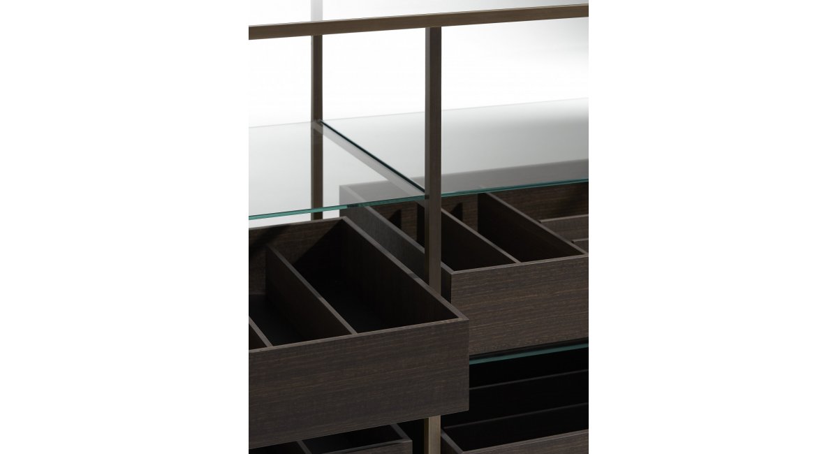 UNIDAD CENTRAL DE CAJONES_PORRO_ACQUARIO_almacenaje_videio transparente_latón bruñido_bandejas madera_MINIM Showroom_Madrid_Barcelona_detalles cajón