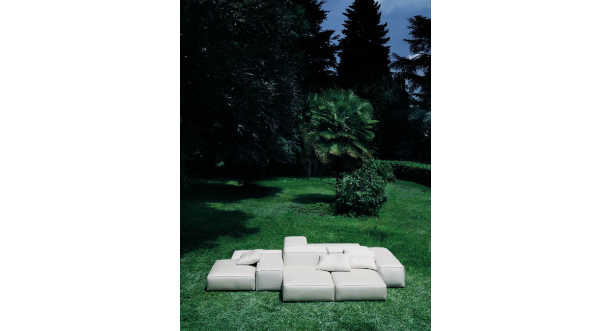 living divani_extrasoft_minim showroom_sofa_outdoor_exterior