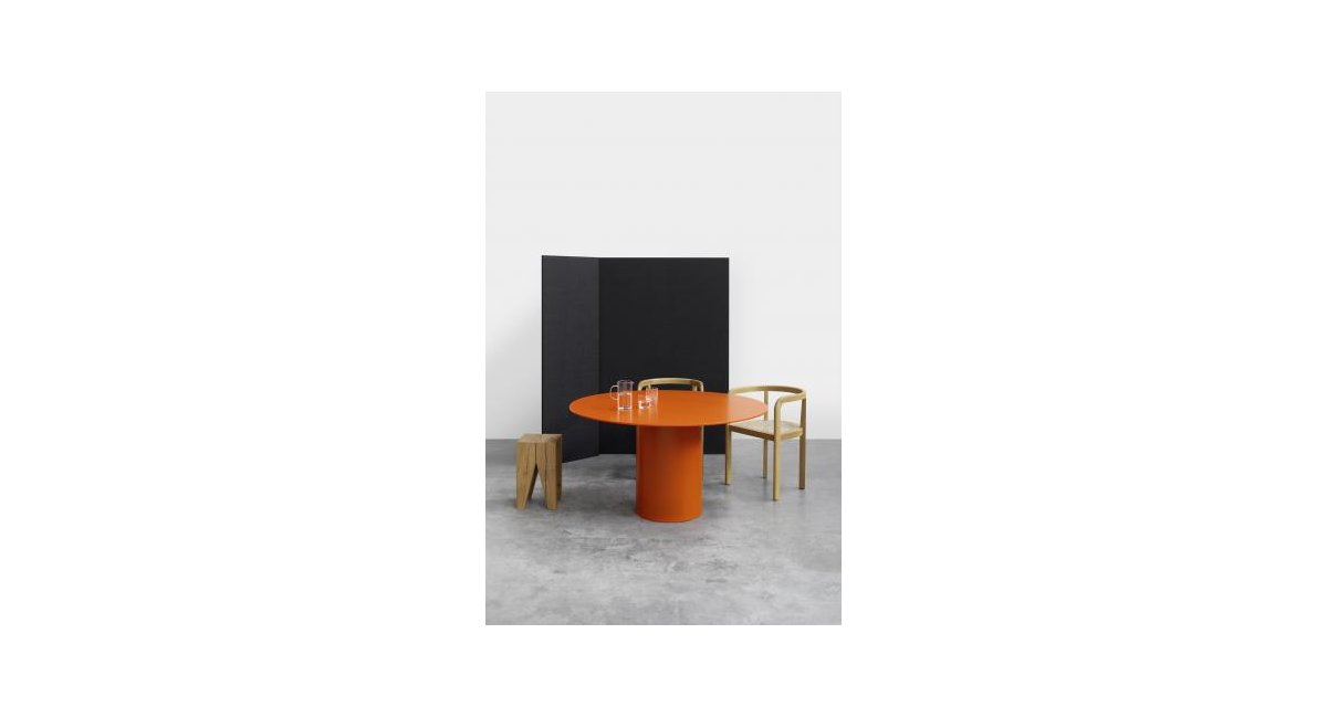 mesa_hiroki_metal_color negro_MINIM_e15_lifestyle comedor
