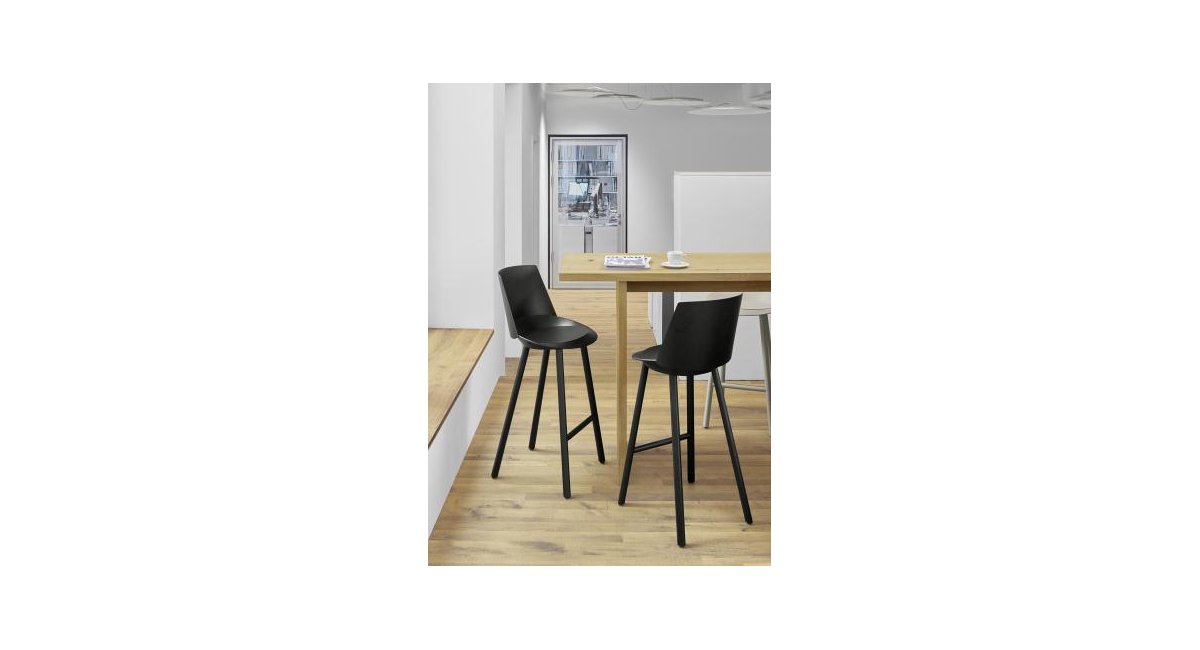 taburete_jean_backrest_color negro_con respaldo_e15_MINIM_lifestyle cocina