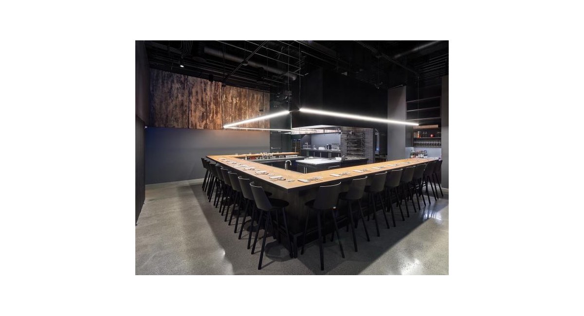 taburete_jean_backrest_color negro_con respaldo_e15_MINIM_lifestyle_bar_restaurante