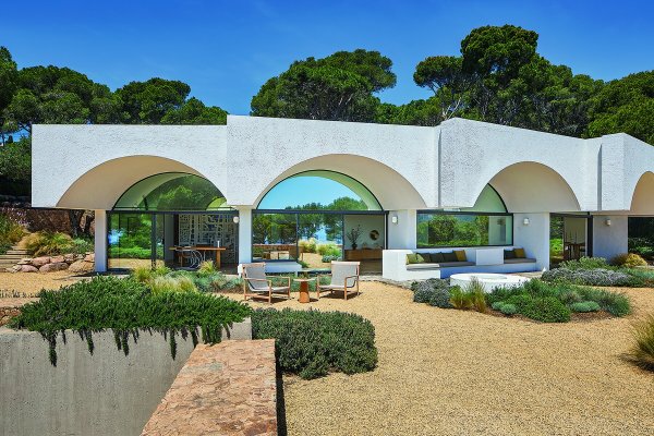 Casa Raventós, Calella de Palafrugell, fan-shaped concrete vault façade next to the garden