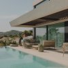 Exterior con sofás MINOTTI, sillas y mesa de B&amp;amp;B Italia y accesorios Paola Lenti en el jardín con piscina, MINIM Barcelona
