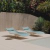Solárium con tumbonas Sun de Paola Lenti junto a la piscina, MINIM Barcelona