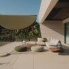 Terraza de la suite con sofás minotti, puffs y sombrilla Paola Lenti y lampara Cesta metal de Santa&amp;amp;Cole en versión exterior, MINIM Barcelona