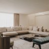 Sofá y mesa de centro MINOTTI en el salón con aparador BRAMANTE de Cassina en laca brillo verde, MINIM Barcelona