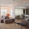 Vivienda en Almagro, Madrid - mobiliario MINIM, sofá extra soft de Living Divani, mesa de B&amp;amp;B Italia y cocina bulthaup b2 y b3 de bulthaup Claudio Coello