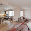 Vivienda en Almagro, Madrid - mobiliario MINIM, sofá extra soft de living divani y cocina bulthaup b2 y b3 de bulthaup Claudio Coello