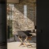Casa Alta, Cadaqués, pati interior de pedra amb cadira plegable — Francesc Rifé Studio per a MINIM