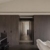 Casa Alta, Cadaqués, passadís revestit de fusta fosca — Francesc Rifé Studio per a MINIM