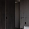 Casa Alta, Cadaqués, dormitori revestit de fusta fosca — Francesc Rifé Studio per a MINIM