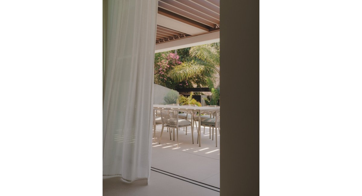 Mesa y Sillas de Minotti en el exterior de la casa, MINIM Barcelona