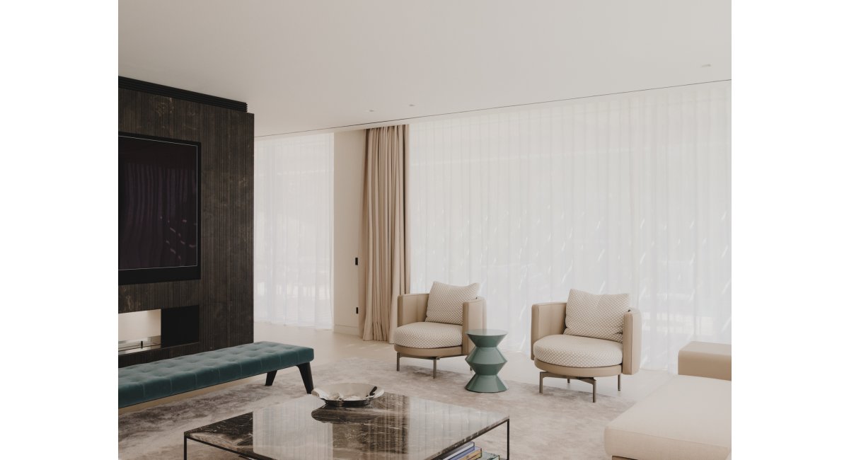 Sillones, banco y mesas de centro MINOTTI en el salón de la casa, MINIM Barcelona
