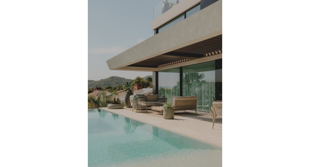 Exterior con sofás MINOTTI, sillas y mesa de B&amp;B Italia y accesorios Paola Lenti en el jardín con piscina, MINIM Barcelona