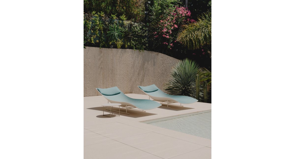 Solárium con tumbonas Sun de Paola Lenti junto a la piscina, MINIM Barcelona