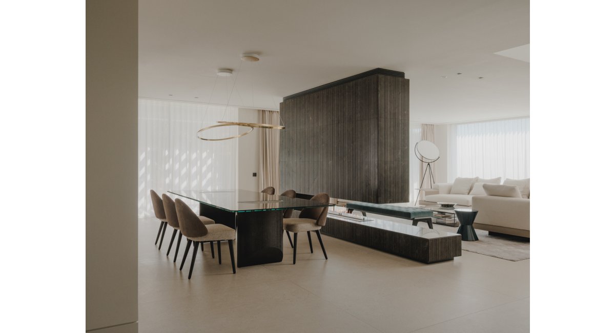 Comedor con mesa Wedge de Minotti y salón al fondo, MINIM Barcelona