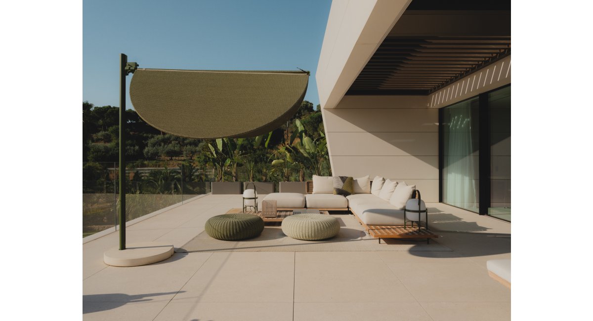 Terraza de la suite con sofás minotti, puffs y sombrilla Paola Lenti y lampara Cesta metal de Santa&amp;Cole en versión exterior, MINIM Barcelona