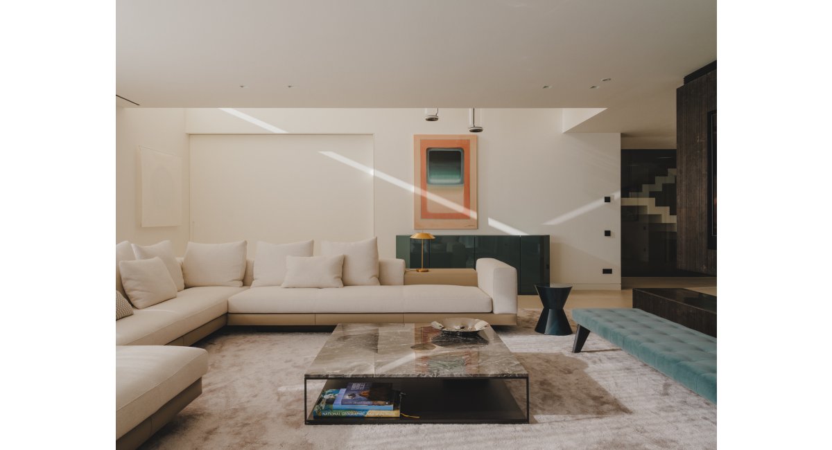 Sofá y mesa de centro MINOTTI en el salón con aparador BRAMANTE de Cassina en laca brillo verde, MINIM Barcelona