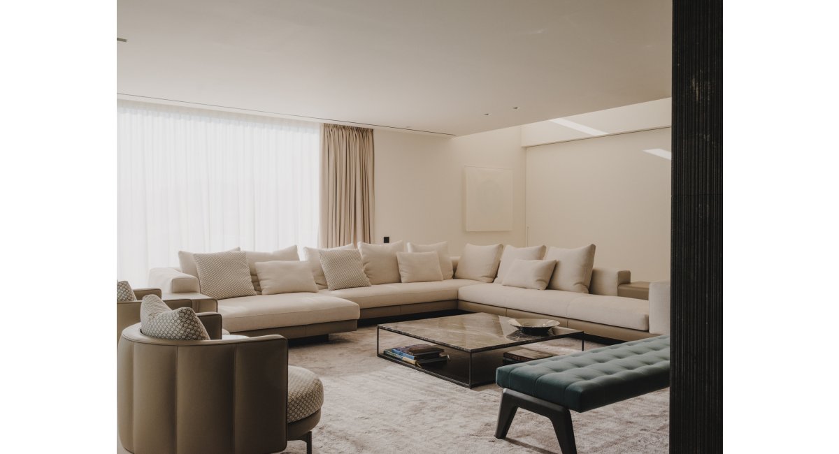 Sofá y mesa de centro MINOTTI en el salón con aparador BRAMANTE de Cassina en laca brillo verde, MINIM Barcelona