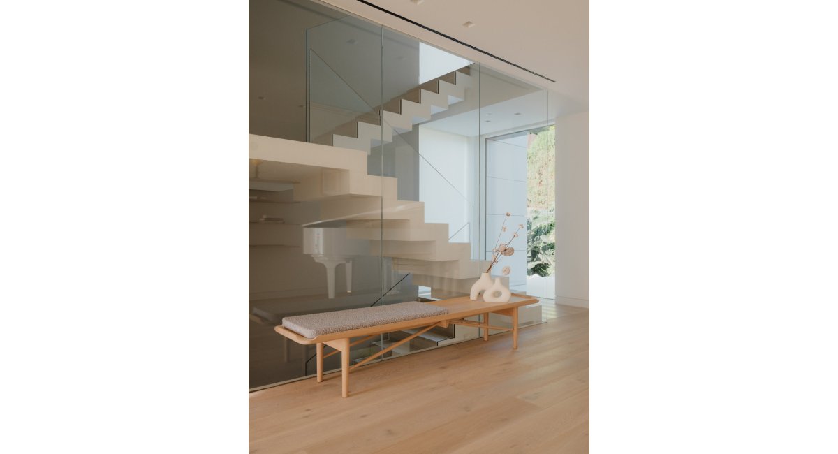 Banco Cocktail de House of Finn Juhl en el distribuidor de la primera planta, MINIM Barcelona