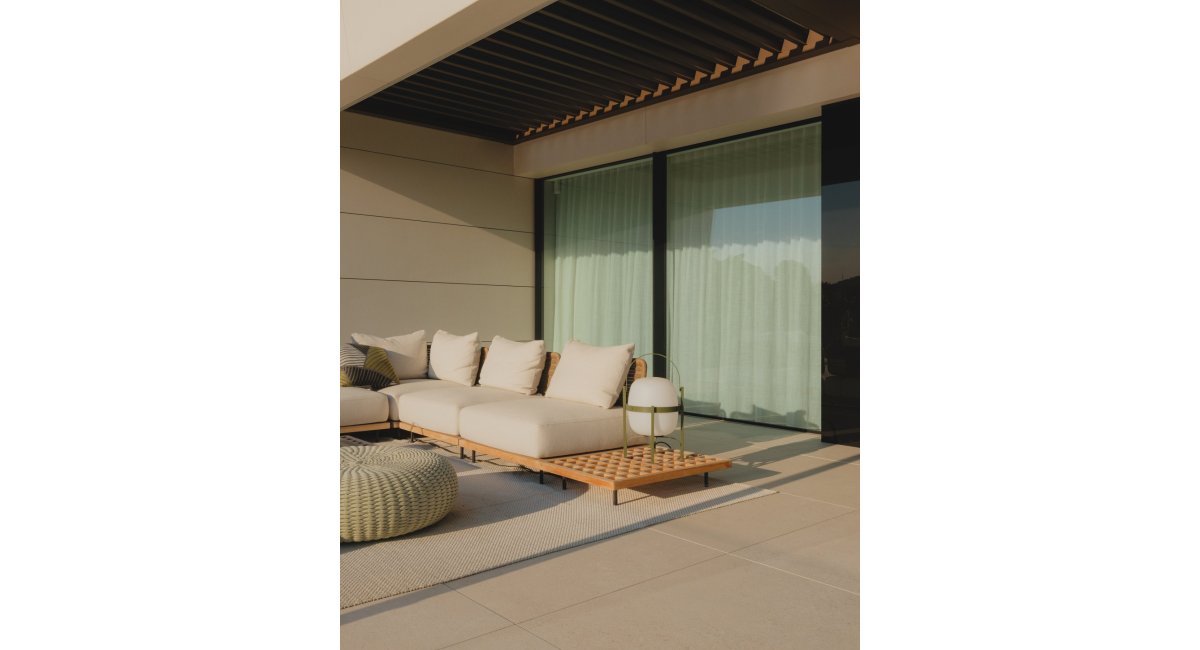 Terraza de la suite con sofás minotti, puffs y sombrilla Paola Lenti y lampara Cesta metal de Santa&amp;Cole en versión exterior, MINIM Barcelona