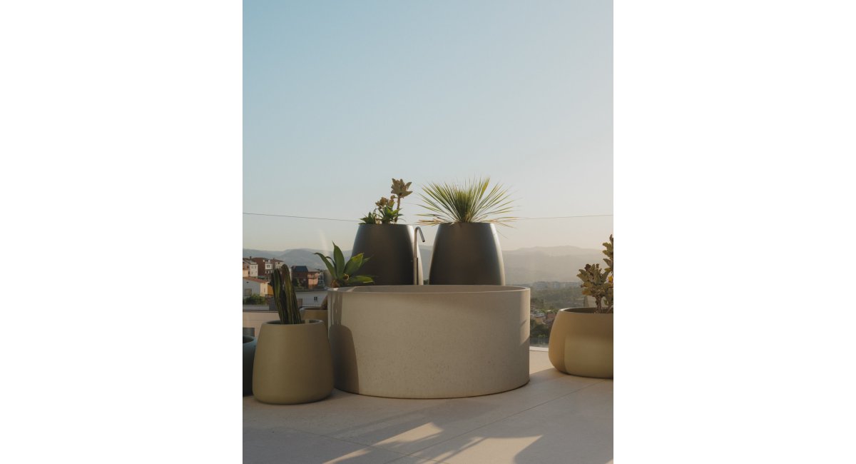 Bañera in-out de cemento de Agape en la terraza de la suite, MINIM Barcelona
