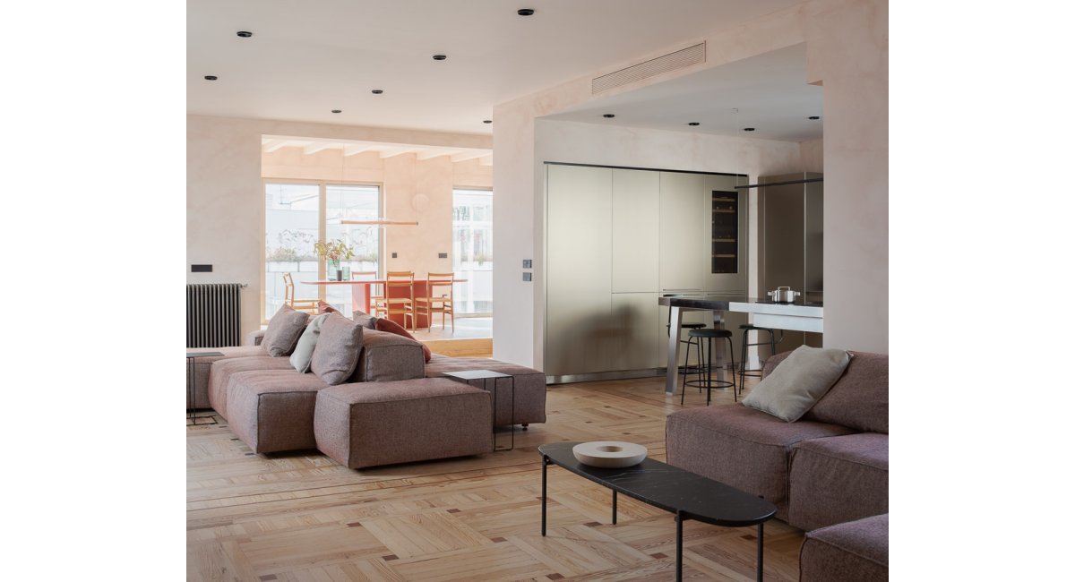 Vivienda en Almagro, Madrid - mobiliario MINIM, sofá extra soft de Living Divani, mesa de B&amp;B Italia y cocina bulthaup b2 y b3 de bulthaup Claudio Coello