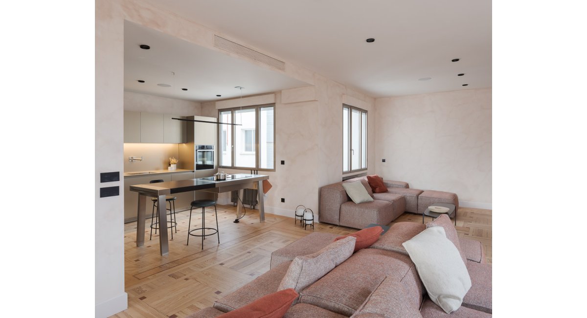 Vivienda en Almagro, Madrid - mobiliario MINIM, sofá extra soft de living divani y cocina bulthaup b2 y b3 de bulthaup Claudio Coello