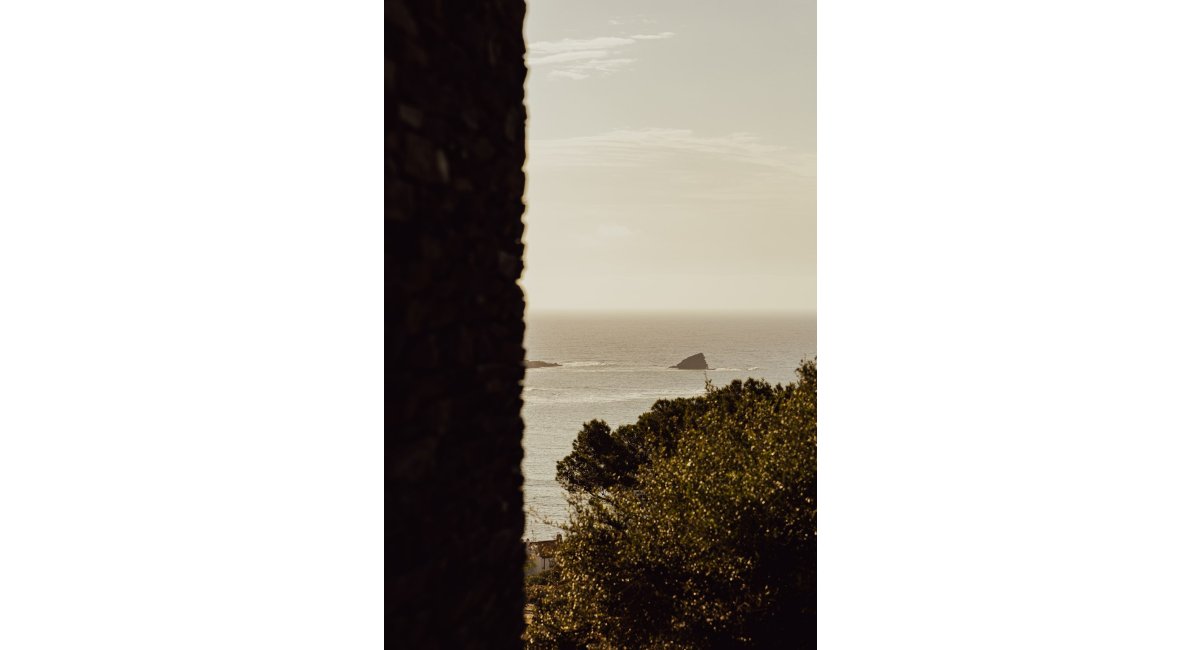 Casa Alta, Cadaqués, vista al mar des de l'interior — Francesc Rifé Studio per a MINIM