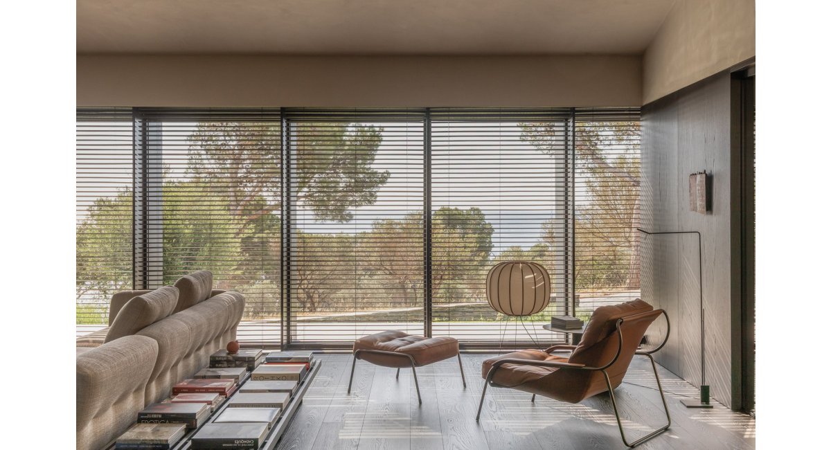 Casa Alta, Cadaqués, saló amb vistes al paisatge — Francesc Rifé Studio per a MINIM