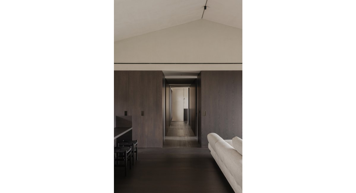 Casa Alta, Cadaqués, passadís revestit de fusta fosca — Francesc Rifé Studio per a MINIM