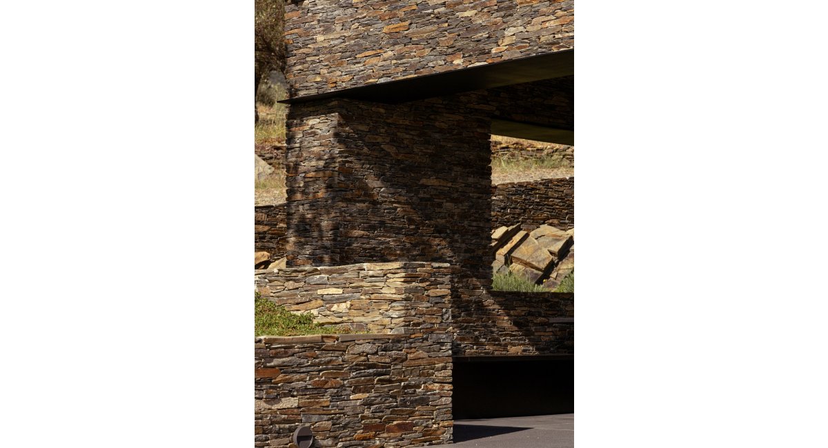 Casa Alta, Cadaqués, detall de pedra de licorella a l'exterior — Francesc Rifé Studio per a MINIM