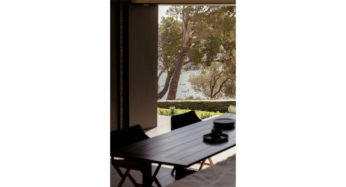 Casa Alta, Cadaqués, taula de menjador exterior — Francesc Rifé Studio per a MINIM