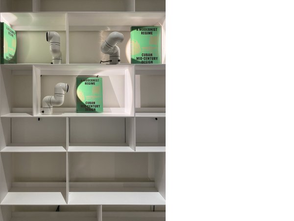 El libro Un régimen modernista. Diseño cubano de mediados del Siglo XX en el showroom de MINIM Madrid acompañado de las lámparas TATU de Santa&Cole