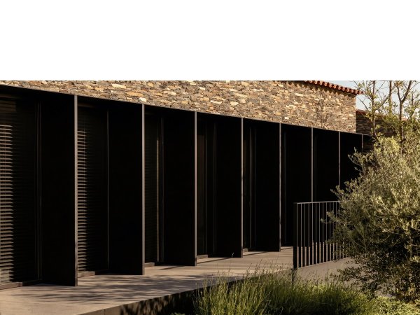 Casa Alta, Cadaqués, façana de pedra de licorella amb porticons negres — Francesc Rifé Studio per a MINIM