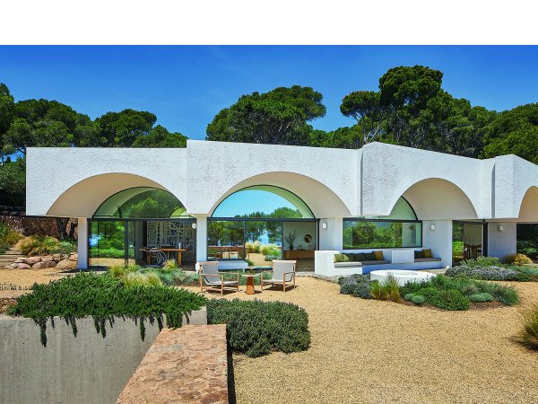 Casa Raventós, Calella de Palafrugell, fachada de bóvedas de hormigón en abanico junto al jardín